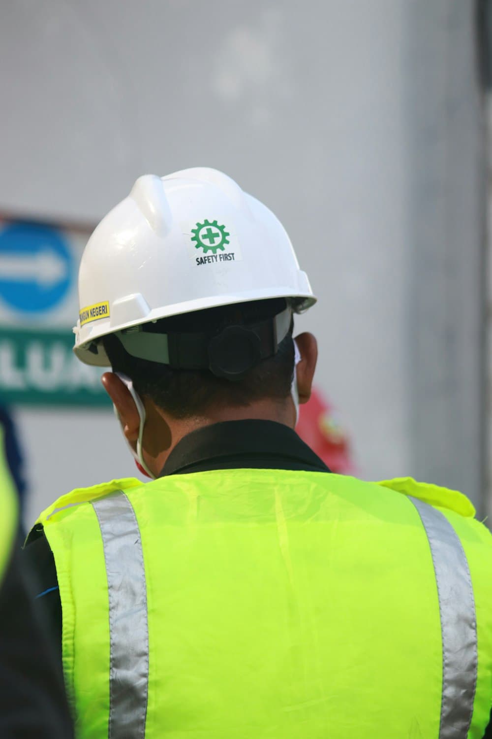 Pekerja konstruksi berhelm safety di lokasi proyek