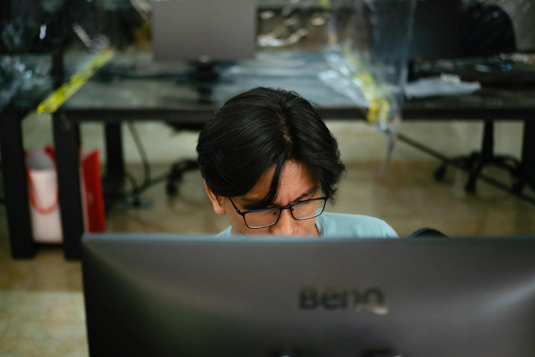 Absensi Wajah vs Fingerprint vs GPS: Mana yang Legal dan Mana yang Paling Akurat?